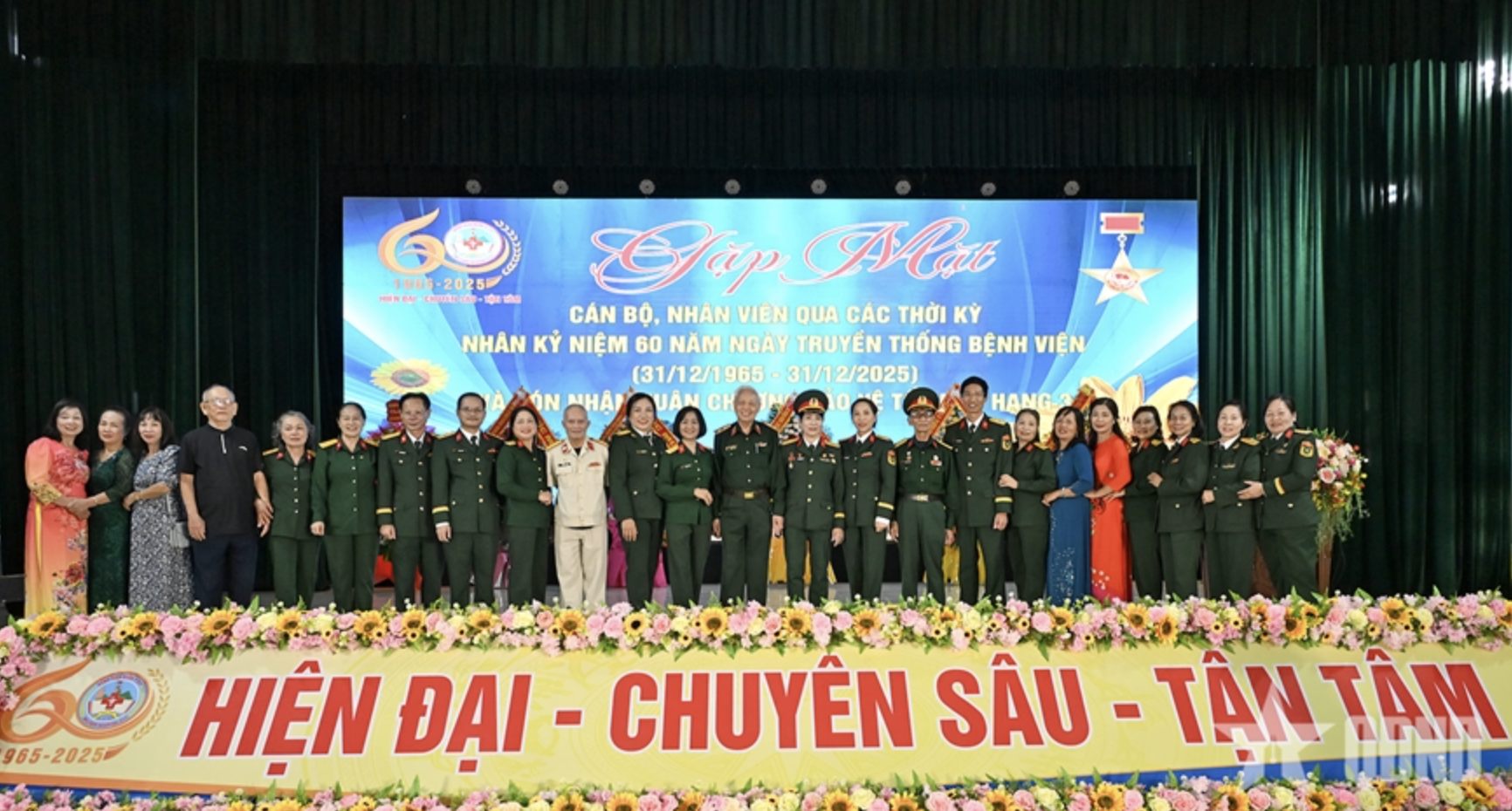 Bệnh viện Quân y 211: Gặp mặt cán bộ, nhân viên qua các thời kỳ nhân kỷ niệm 60 năm Ngày truyền thống bệnh viện